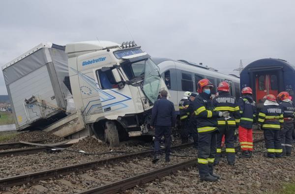 TIR lovit de două trenuri în două minute, la trecerea peste calea ferată din Roşieşti, în Vaslui