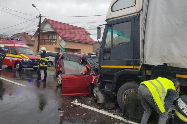 Ocupată să mănânce la volan, a intrat în faţa TIR-ului. Tânăra de 20 de ani ieşise de la serviciu şi se întorcea spre casă