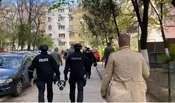 Un bărbat a ameninţat că se aruncă cu copilul în braţe de la etajul opt al unui bloc din Capitală