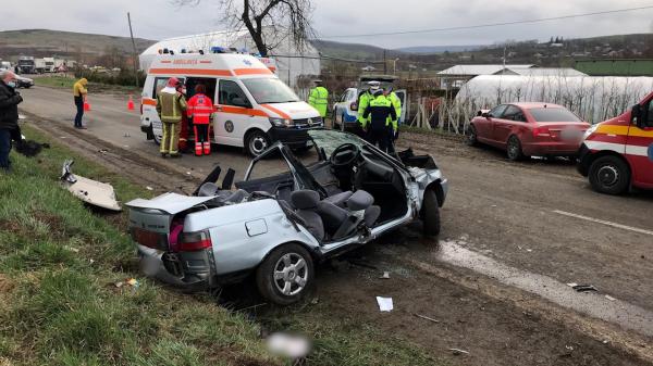 Noi imagini de la accidentul cumplit din Dorohoi. Două femei şi-au pierdut viaţa, iar alte patru persoane au fost rănite