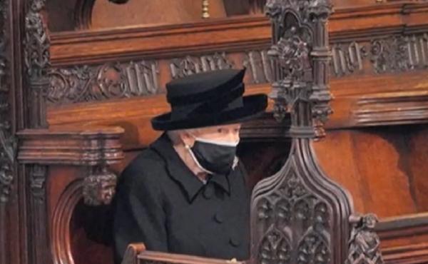 Imaginea reginei singură, în capelă, a îndurerat o lume întreagă. Mii de oameni au simţit nevoia să o încurajeze