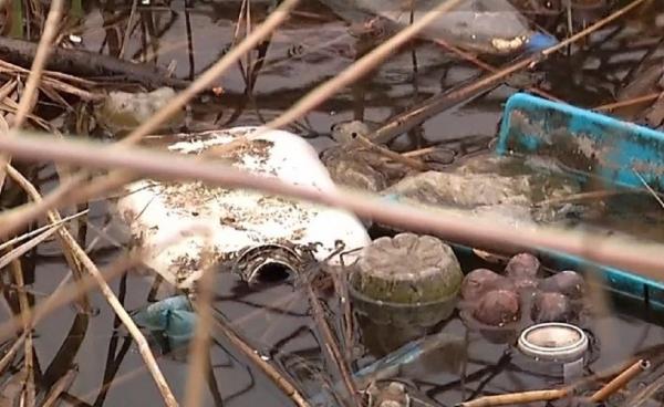 Lacul Fundeni din Capitală arată ca o groapă de gunoi. Autorităţile au o explicaţie