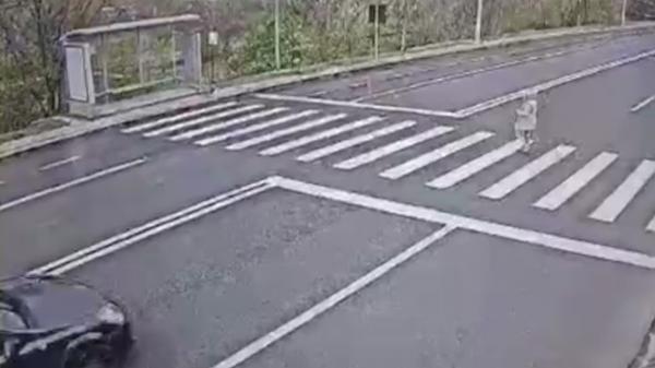 Imagini de coşmar pe o şosea din Cernavodă, după ce o femeie a fost spulberată pe trecerea de pietoni. Momentul impactului a fost surprins de o cameră de supraveghere