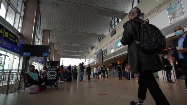 Haos pe Aeroportul Otopeni, din cauza condiţiilor de călătorie. "Pasagerii au venit cu teste pozitive, crezând că pot călători"