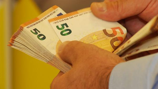 Euro urcă, luni, la un nou maxim istoric