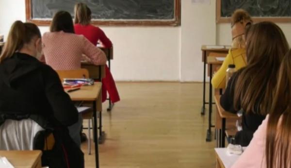 Rezultatele simulării la evaluarea națională arată o realitate tristă. Elevii fără internet nu au luat note de trecere