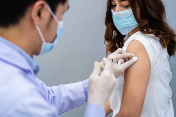Autoritățile apasă accelaraţia în campania de vaccinare, în ziua cu cele mai multe decese Covid. Harta locurilor libere la imunizare