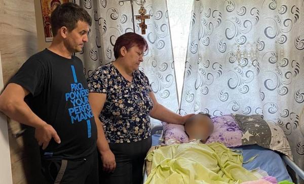 Copil alungat din spital, deşi este în comă. Cu lacrimi în ochi, mama băiatului îşi îngrijeşte fiul aşa cum poate: "Sperăm într-o minune"