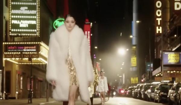 Michael Kors a celebrat cei 40 de ani de existenţă într-un mod inedit. Cele mai celebre modele din ultimele decenii au defilat pe Broadway