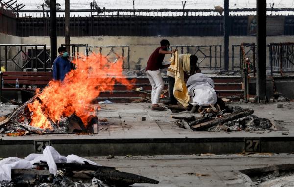 Crematoriile din India se topesc din cauza numărului mare de cadavre arse. Pacienţii cu Covid ajung morţi la spital