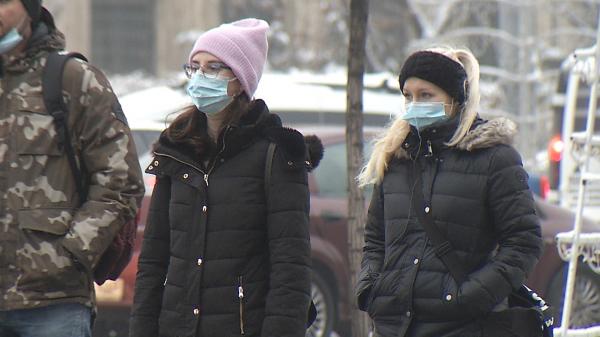 Masca de protecţie, în continuare vitală deşi ne-am vaccinat împotriva coronavirusului: "Mai bine să previi decât să tratezi"