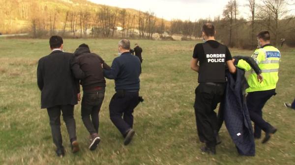 Focuri de armă în Argeş. Poliţiştii şi mascaţii au fugărit migranţi prin pădure şi au reţinut un şofer de TIR