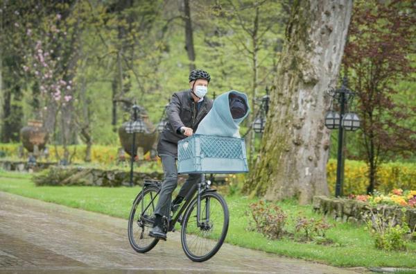 Glume pe internet cu preşedintele Iohannis, după ce a apărut pe bicicletă
