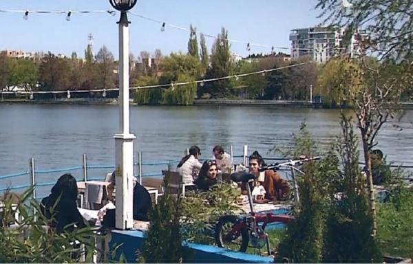Atmosferă de sărbătoare în București, oamenii au umplut parcurile și restaurantele
