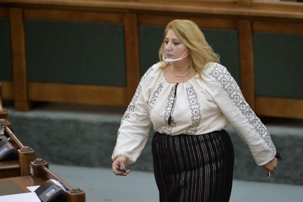 Diana Șoșoacă scrie o pagină negativă în istoria Senatului. Ce presupune avertismentul scris pe care l-a primit