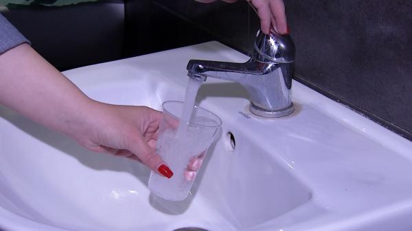 Românii se feresc să consume apă de la robinet. Ce soluţie iau în calcul autorităţile pentru a-i face să se răzgândească