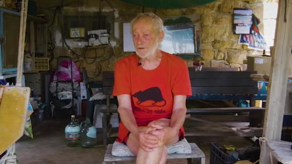 Robinson Crusoe al Italiei a cedat luptei cu autorităţile şi a părăsit insula: "Frumuseţea e acolo unde nu e nimeni"