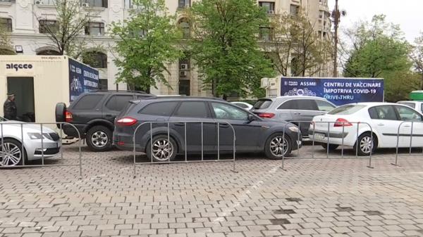Centru de vaccinare drive-thru deschis în Piaţa Constituţiei. Zeci de șoferi așteaptă în coloană. Câţi se vaccinează pe oră