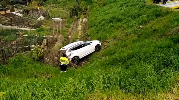 Un gălăţean s-a trezit peste noapte cu maşina răsturnată în şanţ. Ce ipoteză iau în calcul oamenii legii