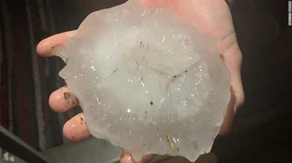Grindina cât pumnul a spulberat geamurile maşinilor şi a distrus case şi magazine, în Texas