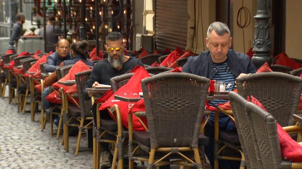 Restaurantele, sălile de spectacole şi teatrele se redeschid la interior, în Bucureşti. Patronii de localuri sunt cei mai fericiţi