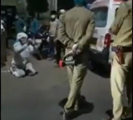 O femeie din India a murit de Covid după ce poliția i-a luat butelia de oxigen pentru a i-o da unui VIP 