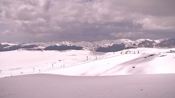 Distracţie de Paşte şi la munte, nu doar la mare. Schiorii s-au încumetat pe pârtie