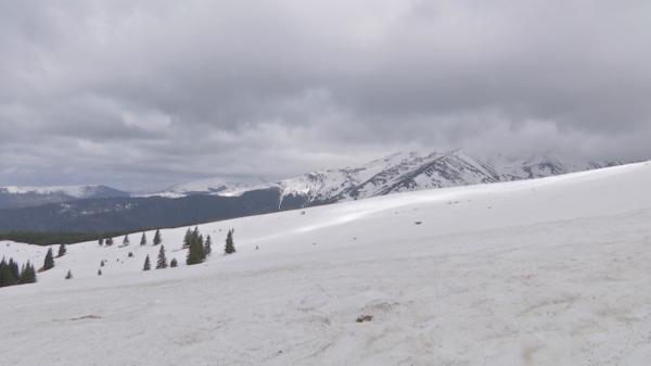 Tradiția păstrată la înălțime: Ouă roșii ciocnite în costume de ski, în stațiunea Rânca