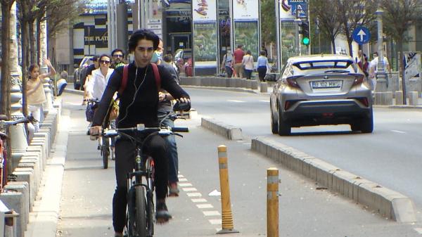 În a doua zi de Paşte restaurantele s-au deschis la interior, în Bucureşti, însă terasele au fost preferinţa majorităţii