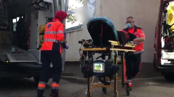 Frăţiorii care au băut o sticlă de paracetamol-sirop, găsiţi de bunici, care au alertat-o pe mamă. Din fericire, femeia era medic