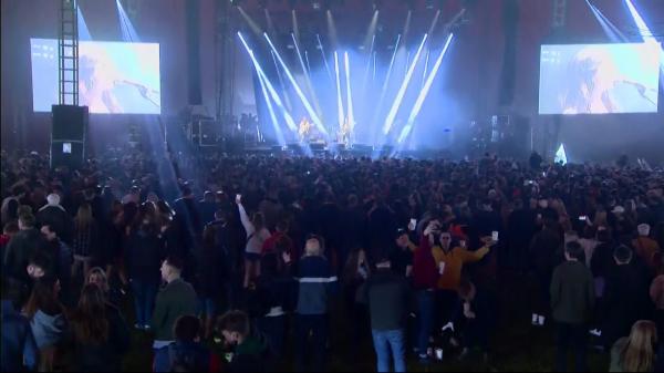 Paşi mici către relaxare, în Europa. Peste 5.000 de tineri au participat la un concert, fără măşti, în Liverpool