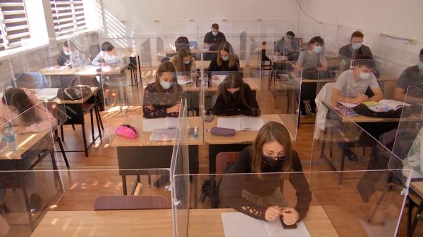 Elevii din peste 2.000 de localităţi din întreaga ţară, unde rata de infectare este de sub 1 la mia de locuitori, aşteptaţi să revină la şcoală
