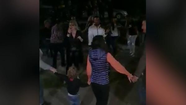 Trei lăutari, amendaţi după ce zeci de lcoalnici au încins o horă în faţa unui bar din Peştişani