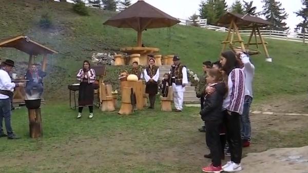 Paştele în Bucovina, petrecut cu mâncăruri delicioase, dans şi voie bună