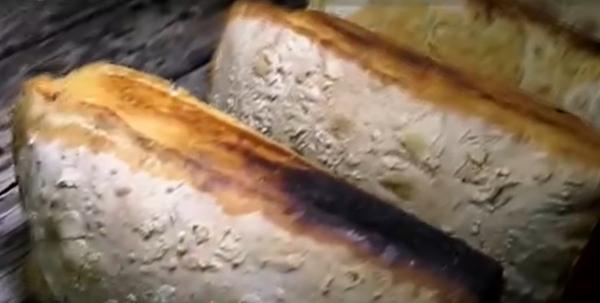 Reţete vechi de sute de ani, puse în practică la Dumbrava Sibiului. Painea tradiţională a fost frământată în covată