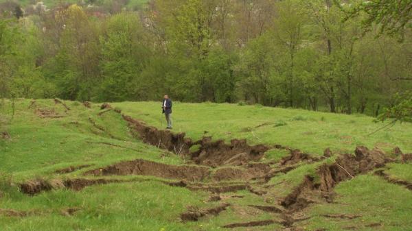 Zeci de oameni dintr-o localitate din Prahova nu vor să-şi părăsească locuinţele ameninţate de alunecări de teren: "Nu plec până nu ajunge la mine"