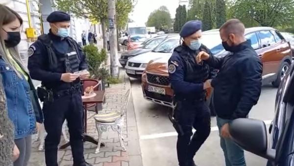 Tânără din Năsăud, cerută în căsătorie în timp ce iubitul ei era percheziționat de jandarmi. ”Știți cu ce se ocupă?”