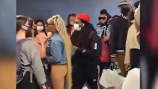 Încăierare în toată regula pe aeroportul internaţional din Miami. Totul a pornit de la o femeie care a refuzat să poarte mască