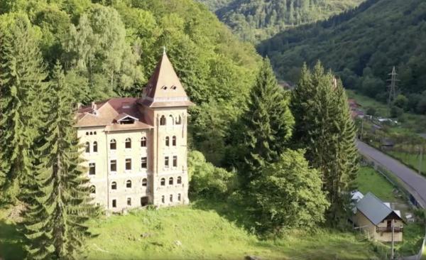 Castelul abandonat din Apuseni, unde s-a filmat ''Noi, cei din linia întâi'', a fost cumpărat de Hilton. Cât a costat și în ce va fi transformat