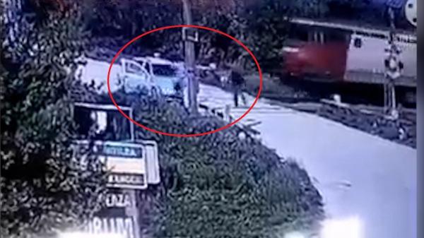 Momentul în care o Skoda este spulberată de tren, în Vrancea. O cameră video a surprins impactul teribil