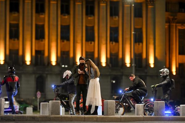Relaxarea carantinei de noapte: Autorităţile iau în calcul să ne lase să circulăm mai mult pe străzi, poate chiar până la miezul nopţii