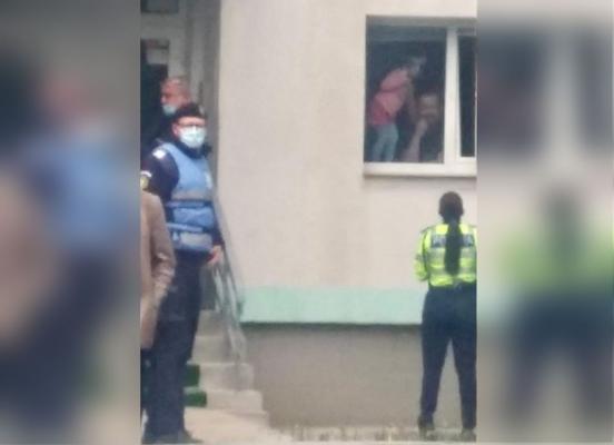 Fetiță de trei ani salvată de o polițistă, la Botoșani, din mâinile tatălui care amenința că se sinucide în casă
