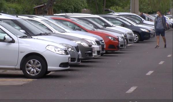 Românii continuă să cumpere mașinile vechi de care Occidentul încearcă să scape. ”Preţul e mai important decât anul de fabricaţie”