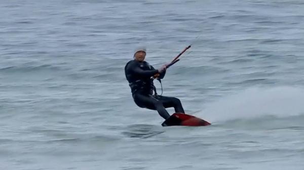 Pasionații de sporturile pe apă își iau porția de adrenalină la malul mării. ”Romania e un loc în care poți să înveți kitesurfing”