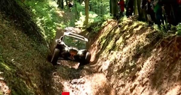 Spectacol şi adrenalină la cel mai mare concurs de off-road din ţară. Uniţi de aceeaşi pasiune, 140 de piloţi au turat motoarele în liniştea pădurii de lângă Seini