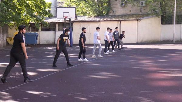 Elevii claselor a VIII-a și a XII-a revin luni la cursuri, după vacanță. Calendarul celui de-al doilea semestru / Când încep examenele