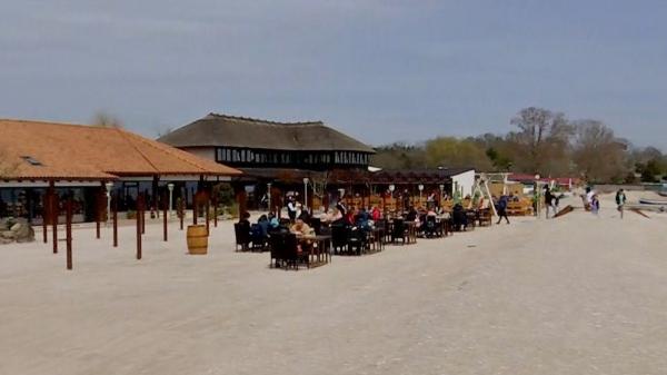 Patronii de pe litoral caută angajați. Ce salarii pot câştiga o cameristă sau un ajutor de bucătar