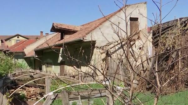 Casă dărăpănată din chirpici, construită în 1950, scoasă la vânzare pentru 700.000 de euro, la Cluj