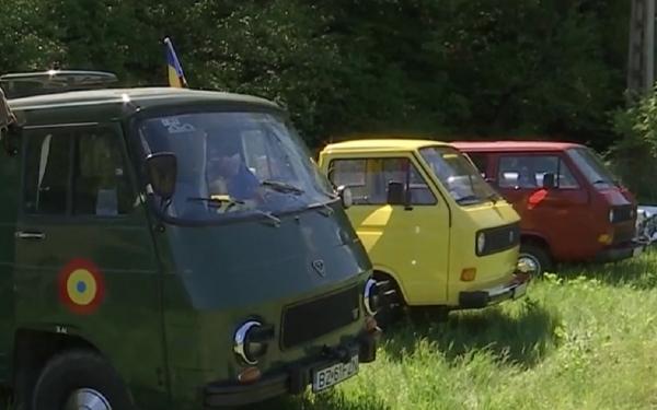 Imagini inedite cu zeci de maşini retro prezentate la o expoziţie la Buzău