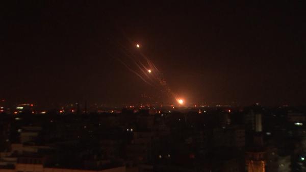 Ploaie de foc pe cerul Israelului. Iron Dome-ul a interceptat zeci de rachete către Tel Aviv. O clădire Hamas cu 13 etaje din Gaza a fost distrusă de bombardamente